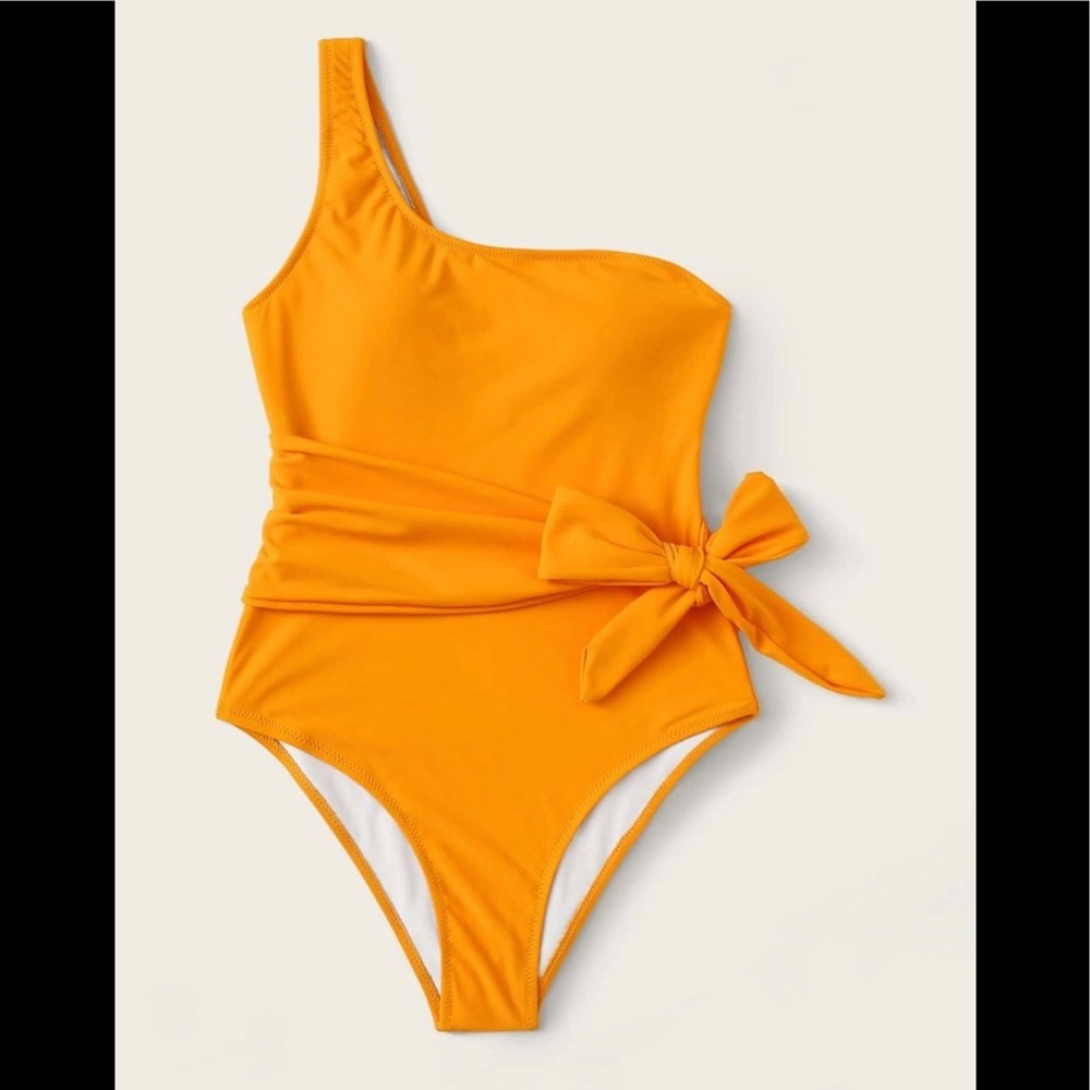 One shoulder swimsuit